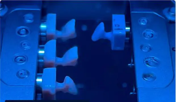 Máquina de fresado CAD/CAM trabajando una pieza de porcelana