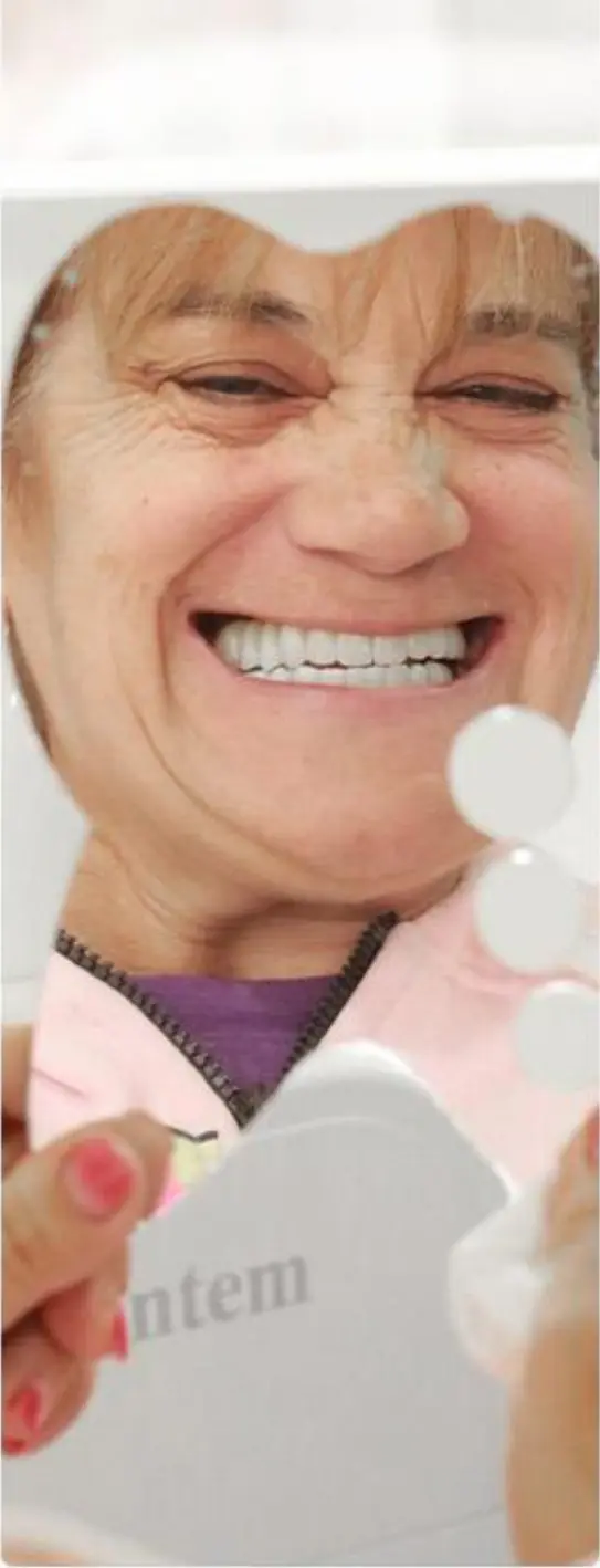 Paciente sonriendo tras un tratamiento de estética dental