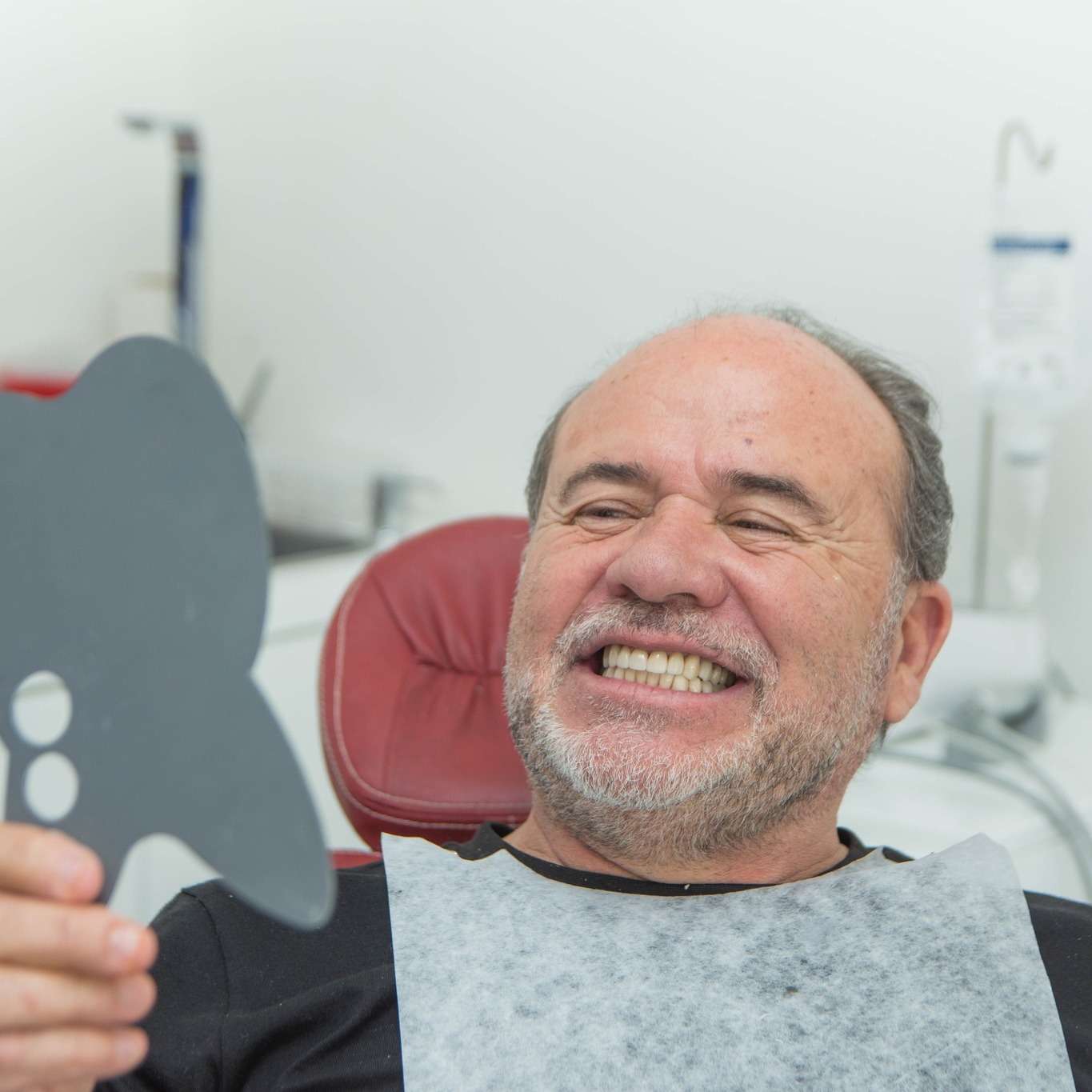 Paciente sonriendo, mostrando el resultado de su tratamiento